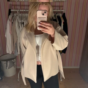 Beige kappa från Missäy - Snygg beige kappa med bälte i midjan, fickor och öppen front. Från Missäy, stl. M. Skriv vid frågor💓