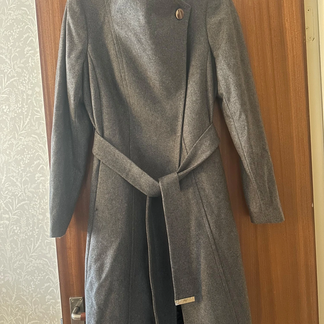 Grå kappa från Ted Baker med blommigt foder - 3