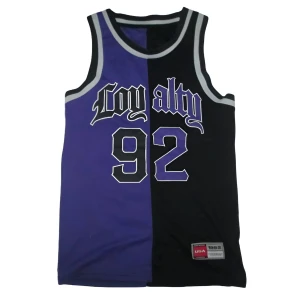 Lila&Svart Basketlinne från New Yorker - Lila&Svart basketlinne från New Yorker/American USA Sports. För stort för mig som är 157 cm – passar bättre om du gillar baggy fit eller är längre