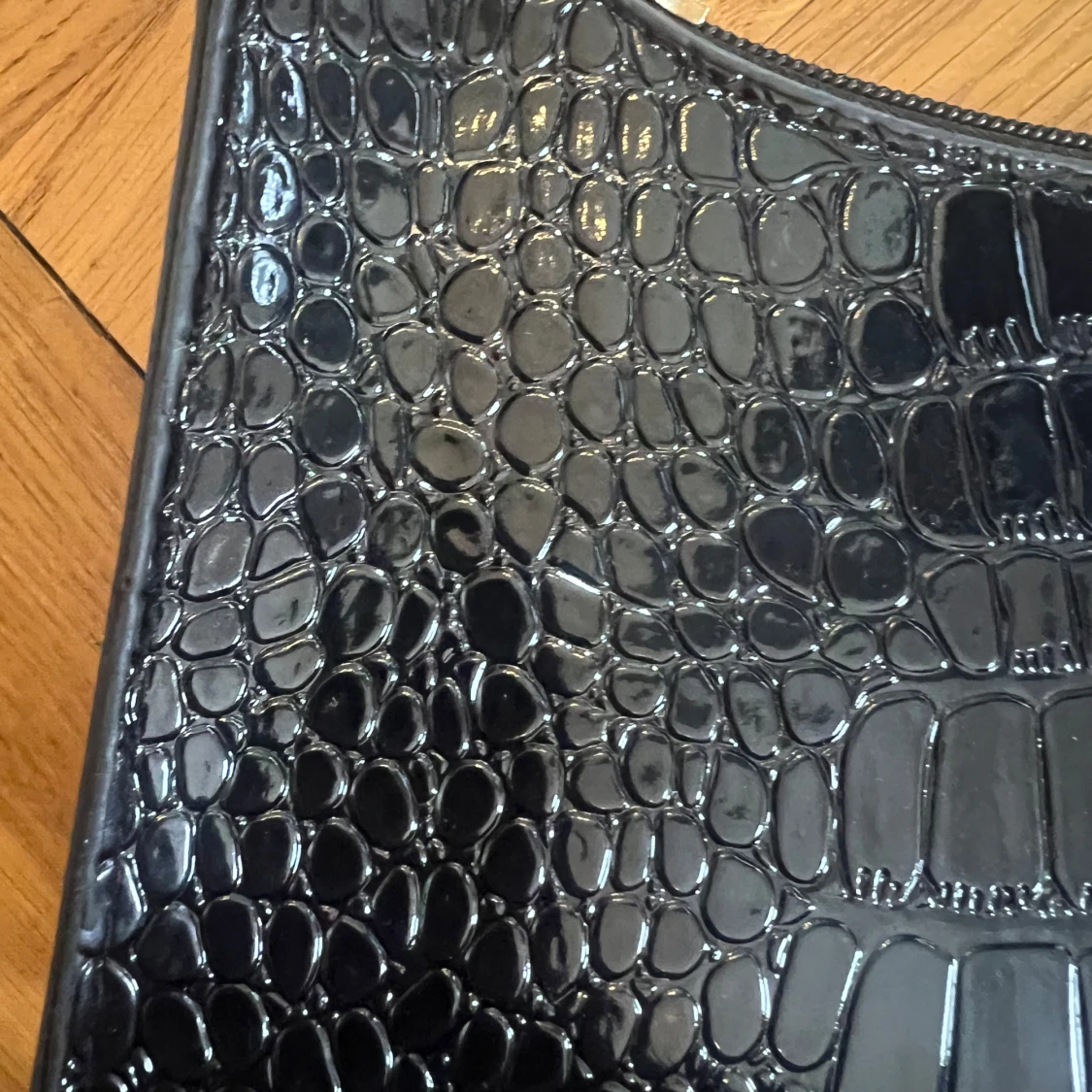 Svart axelväska i croco-imitation - 1