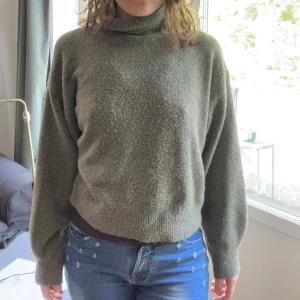 Stickad Weekday - Stickad polotröja Weekday! Jättemjukt material och kan upplevas som cropped men mer kort k modellen 