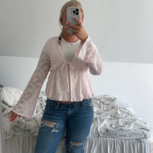 Ljusrosa blommig blus från Gina Tricot - Supersöt ljusrosa blus från Gina Tricot i storlek XL. Blusen har blommigt mönster, vida armar och är öppen med knyt i mitten. Köptes som XL men skulle säga att den är ganska liten i storlek. Helt oanvänd med lappen kvar.