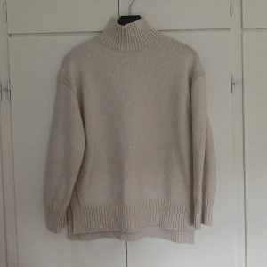 Beige polotröja  - TRYCK INTE PÅ KÖP DIREKT!!