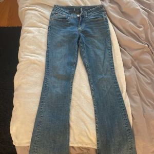 Blå bootcut jeans - Blåa jeans men fickor där bak oanvända 