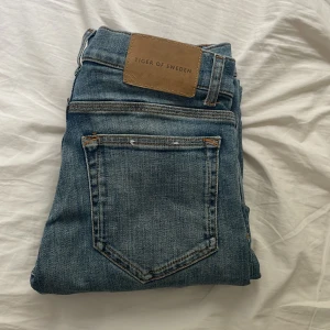 Blå tiger of Sweden jeans  - Ett par sköna Ljusblå  slim fit jeans från Tiger of Sweden, modell Evolve Granville. Jeansen har använts en gång så dem är som i nytt skick. Köpta på NK Stockholm. Nypris 1500