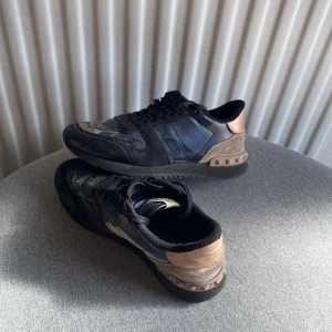 Valentino Garavani Rockrunner sneakers - Säljer mina blåa rockrunner då dem ej passar mig längre. Storlek 34 men hade dem upp till 36. Dem är i okej skick men kommer ej med og saker. Pris kan diskuteras 