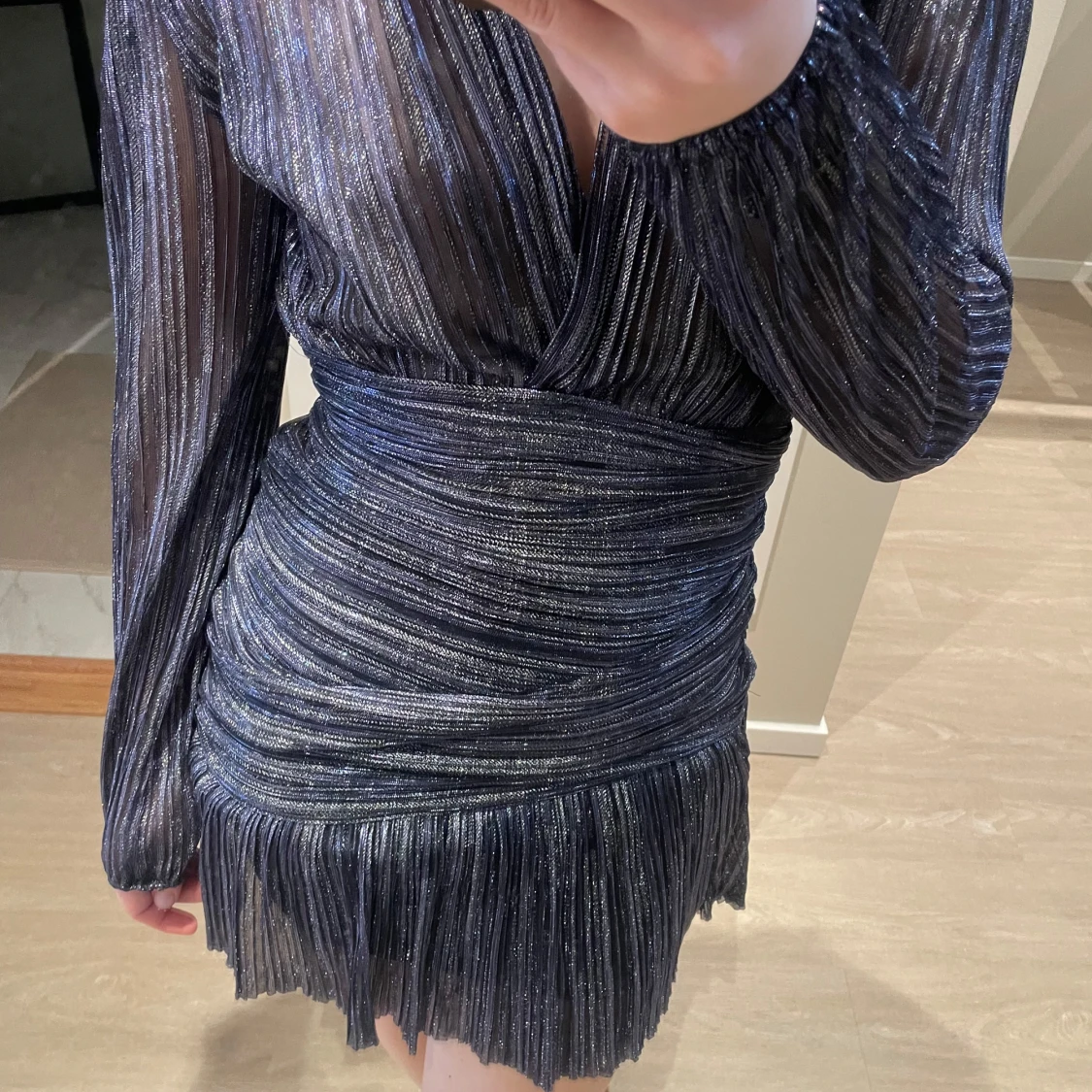 Glittrig mörkblå omlottklänning - 2