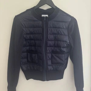 Mörkblå jacka Gina Tricot - Mörkblå jacka från Gina Tricot i storlek 158/164. (Aldrig använd )Säljer pgr av att jag inte använder den.
