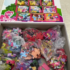 My Little Pony Pussel - Färgglad pusselbok med motiv från My Little Pony. Perfekt för unga fans som gillar att lägga pussel och upptäcka sina favoritkaraktärer. Innehåller flera olika pussel i en (9st).