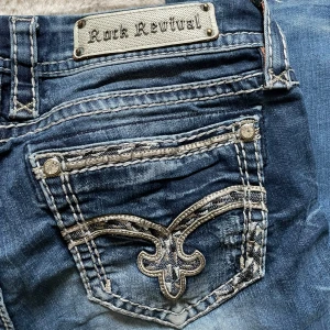 Rock Revival  - Snygga blå jeans från Rock Revival med tydliga kontrastsömmar och broderade bakfickor. Pris går att diskutera! 