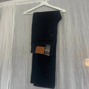 Levi's 70s High Slim Straight  - Svarta jeans från Levis som är helt oanvända. Modellen är 70’s high slim leg, så hög midja och rak passform. Storlek 26 x 31