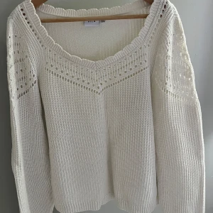 Vit stickad tröja från VILA - Stickad jätte mysig tröja, perfekt till höst/vinter! Inga defekter, pris kan diskuteras💕