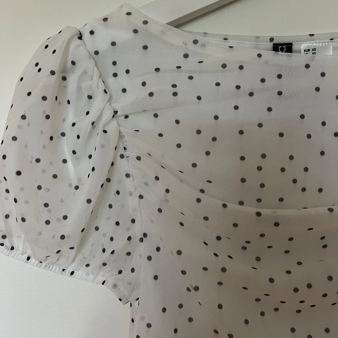 Vit prickig blus med puffärm  - 1