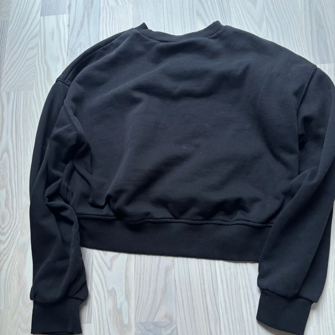 Svart sweatshirt från H&M Divided - 1