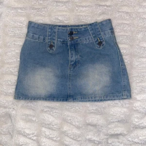 Blå jeanskjol  - Jeanskjol med inbyggda shorts. Storleken skulle uppskattas till xxs-xs. Kedjan är envis men går att fixa 