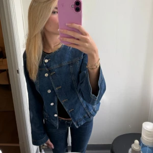 Jeansjacka  - Figursydd jeans jacka från Gina! Endast använd 1 gång så i väldigt fint skick💗