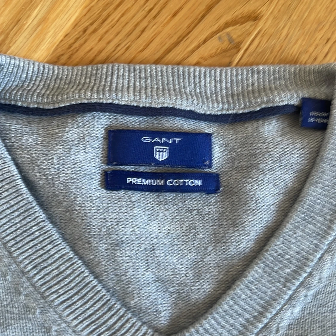 Ljusgrå v-ringad tröja från Gant storlek 170 - 1