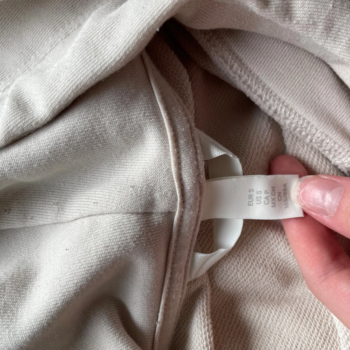 Beige hoodie-tshirt med kort ärm - 2