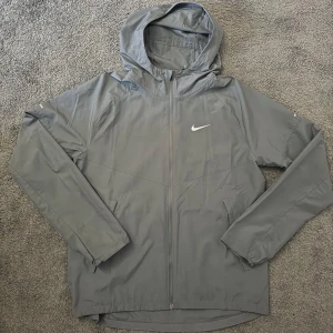 Nike vindjacka - Grå lätt nike vindjacka i storlek S