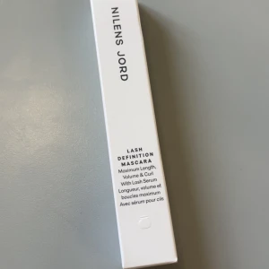 Nilens Jord Lash Definition Mascara - Helt ny produkt. Orginalpris är ca 300 kr. Lash Definition Mascara från Nilens Jord ger maxad längd, volym och böj till fransarna. Innehåller vårdande vitamin E och jojobaolja samt fransserum. Den är även parfym fri. Pris kan diskuteras 