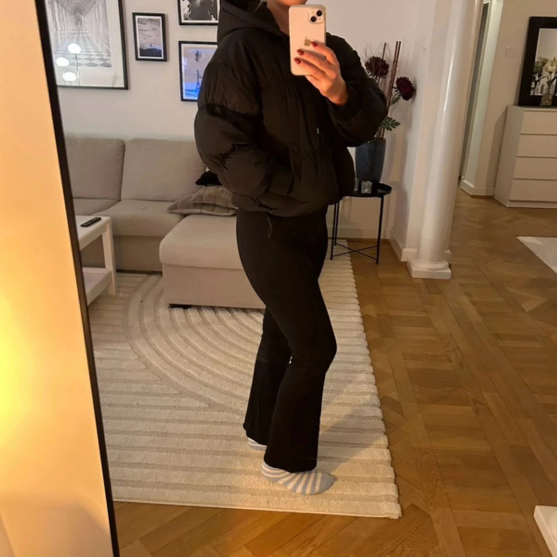 Svart croppad pufferjacka med huva - 1