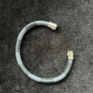 Svart armband  - Helt nytt och oanvänd. Den är 18cm. För mer info dma mig. Fraktar inom 24 timmar.