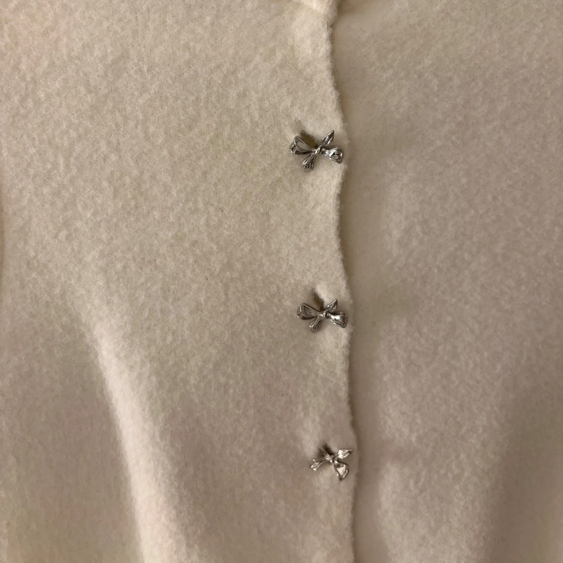 Vit kofta från Zara med rosettknappar - 2