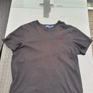 T-shirt Ralph Lauren - Benim säljer svart T-shirt från Ralph Lauren. Aldrig använt den förut, för stilig för min del. Storlek M. Inga deffekter. Hör av vid frågor!