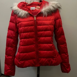 Miss Sixty jacka - Intressekoll på superfin Miss sixty jackai storlek S men skulle säga Xs, helt oanvänd!!! Säljer endast pågrund av att den ej passar (gamla bilder). Köpt i Canada och är därför 100% äkta och har riktig gåsdun. Ingen defekt någonstans. Perfekt som julklapp 😊 inköpt för 409$ som ses på lappen. Skriv gärna vid intresse!!!💕