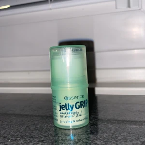 Essence Jelly Grip Undereye Primer - Essence Jelly Grip Undereye Primer Stick i mintgrön plastförpackning. Ger en fräsch och återfuktande känsla under ögonen, perfekt som bas innan concealer. Enkel att applicera tack vare stickformatet.