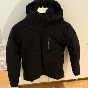 Sail Racing Jacka - Säljer en sail racing jacka för pojke i storlek 150 jackan är i fint skick och endast använd fåtal gånger. Ordinare pris: 2800kr