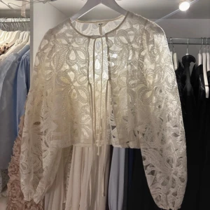 Blus object - Så fin blus med knuten från object. Storlek 34. Nypris 699🩷