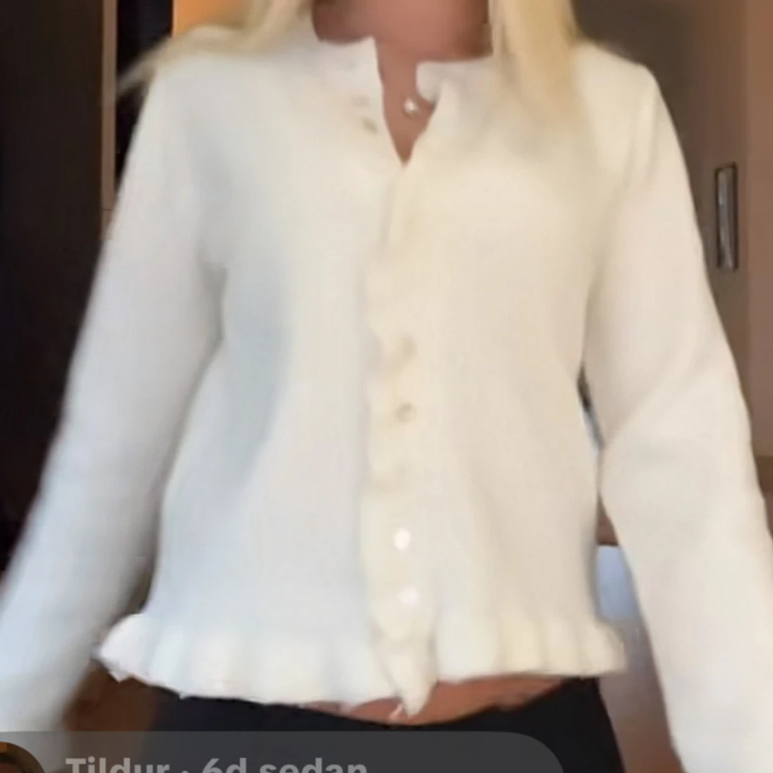 Söt volangkofta med knappar