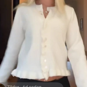 Söt volangkofta med knappar - Har ingen bra bild men säljer den ljusa koftan som är samma som den bruna, superfin och söt. Endast använd 2 gånger! 