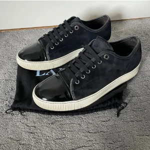 Lanvin skor  - Säljer nu dessa extremt snygga lanvinsen! Skorna är i fint skick. Skorna är i storlek 6-40/41! Medföljer lanvin påse vid köp! kan gå ner i priset vid snabbt köp.