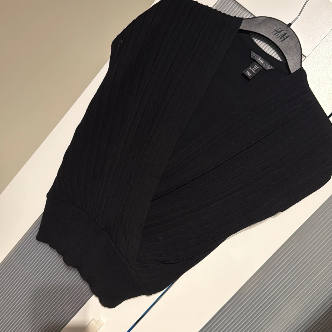 Svart omlottopp från H&M, strl 40 - 4