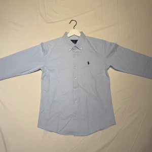 Ralph lauren skjorta  - Ljusblå Ralph Lauren skjorta i ny skick. Inga defekter säljer då den inte passade mig. Behöver strykas. 