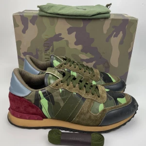 Valentino rockrunners  - Hej! Säljer nu dessa sjukt snygga valentino skor. Skorna är i toppskick! Har begränsat antal boxar och dustbag. Hör av dig vid frågor. 