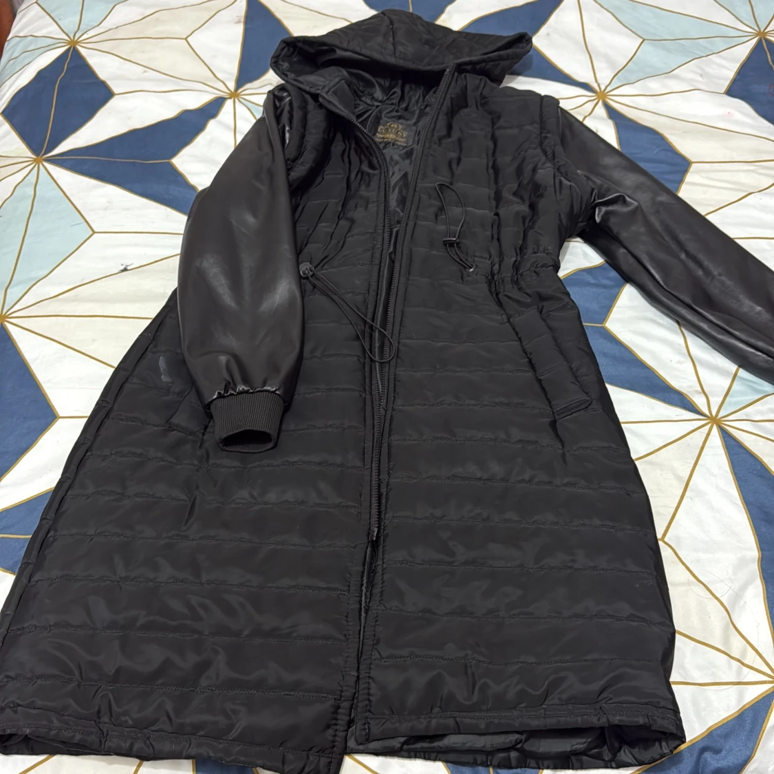 Svart lång pufferjacka med huva - 2