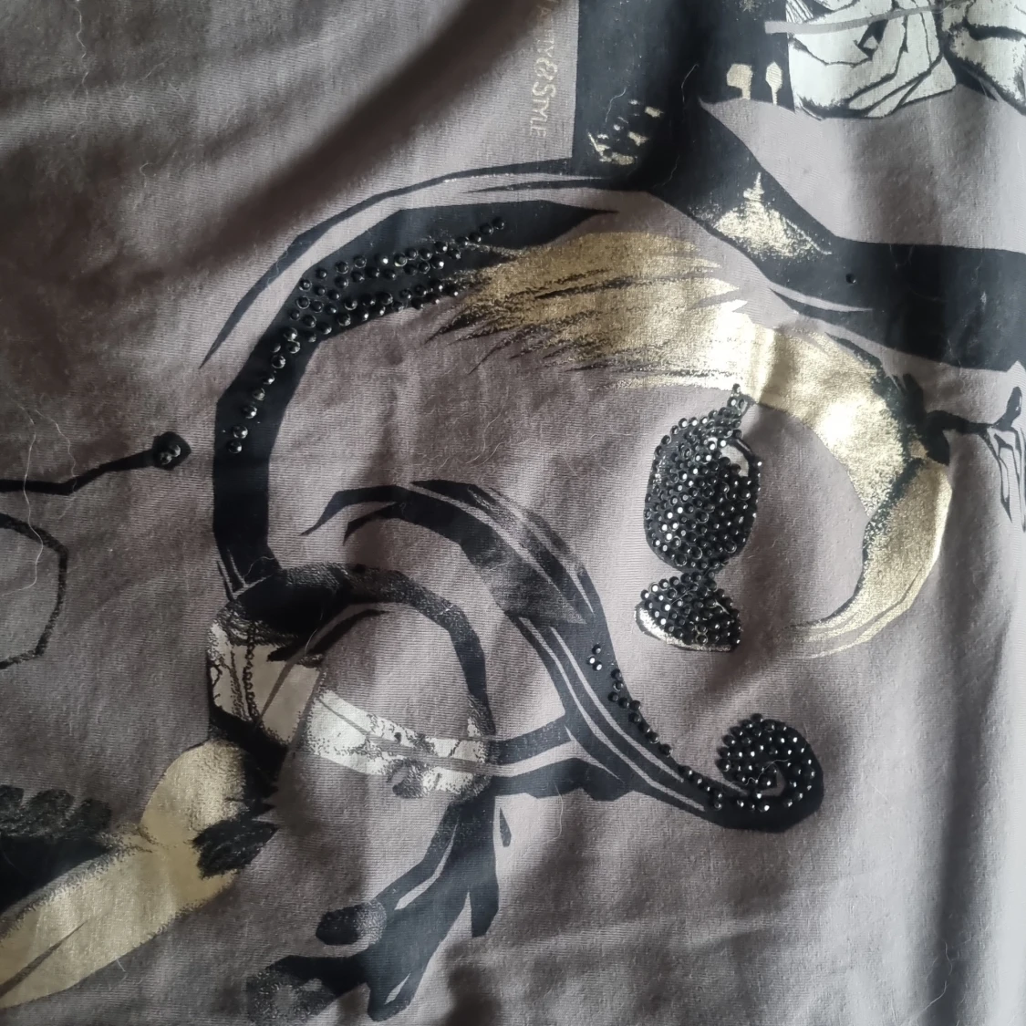 Grå t-shirt med konstnärligt tryck - 3