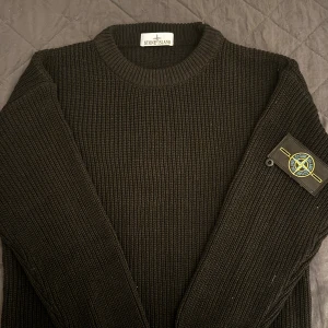 Svart stickad tröja från Stone Island - Svart stickad tröja från Stone Island, passformen är regular. Kom dm för frågor och mer bilder ! Perfekt för vintern !