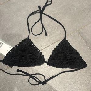 Virkad bikini topp - Säljer då den ej kommit till använding🌟 helt oanvänd från hm. Passar A/B kupa skulle jag säga