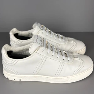 Valentino Flycrew - Modell: Valentino Flycrew Vit | Skick: 9/10 | Storlek: 38,5 | Pris: 1199kr | Tillbehör: Inget | Fler frågor? Hör av dig isåfall!