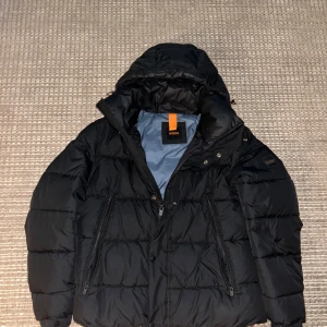 Hugo boss Jacka  - Säljer denna snygga och varma Hugo boss jacka | strl M/L | skick 10/10 (nästan aldrig använd) | nypris 4000kr | skriv gärna vid funderingar 