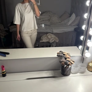 Vit tre kvart ärmars topp från Gina Tricot - Säljer en stilren vit blus från Gina Tricot i storlek S. Blusen har en rak och loose passform med trekvartsärmar och rund halsringning. Materialet är mjuk bomull som känns skönt mot huden. Perfekt att matcha med jeans eller kjol för en clean look, kommer att tvätta allt innan iväg skick, köparen står för frakt.