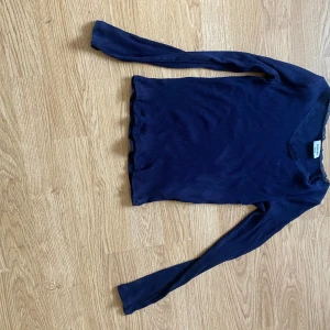 Mörkblå ribbad långärmad topp - Säljer denna tröja från Kappahl har 2 st sånna tröjor så skriv om ni vill köpa båda annars är det bara en. Det är storlek 146/152. Köpt för 300kr men jag säljer en för 100 och för båda blir det 200kr