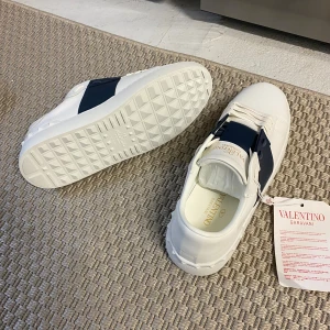 Valentino Garvani - Storlek:43 || Nypris: 5500 Mitt pris: 3700 || Priset är ej hugget i 🪨! Säljer dessa helt nya valentino garvani skor då jag fick två par av dessa på födelsedagen!