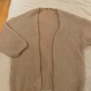 Kofta ALDRIG ANVÄND - Beige ofta från Lindex som jag klippt av lappen på men aldrig använt! Storlek S❣️