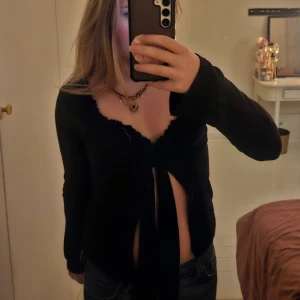 Svart knyttopp - En svart knyttopp från gina, köpt för ca 300kr, änvänd lite, pris kan diskuteras❤️