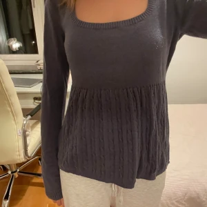 Marinblå vintage Hollister babydoll tröja - Säljer min äkta vintage stickade Hollister babydoll tröja som är mörkblå med en lite mattare nyans. Älskar den här tröjan men har aldrig på mig den och vet att andra skulle gilla den. Möjligtvis lite nopprig på framsidan men syns inte när man har på sig den, annars i bra skick! 😊❤️storlek xs-m